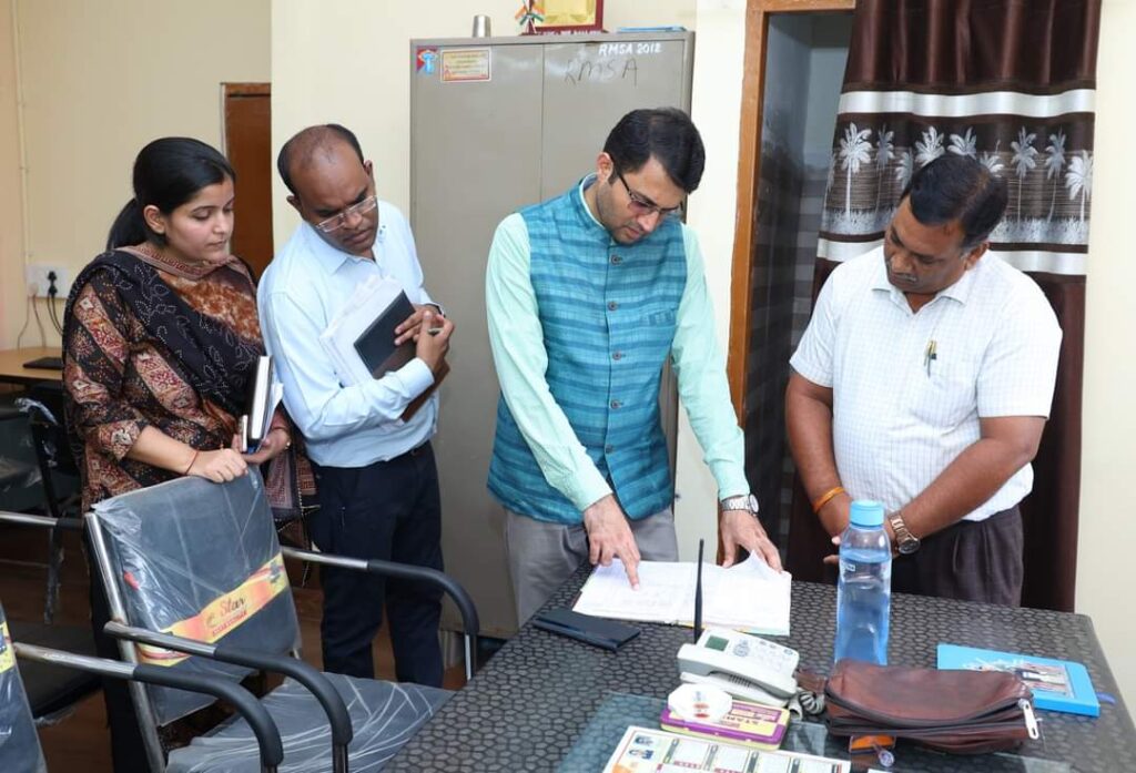 प्रतियोगी परीक्षाओं में सफल होने टेस्ट सीरिज का अधिक से अधिक करें अभ्यास-कलेक्टर श्री गोयल 2 1001559679