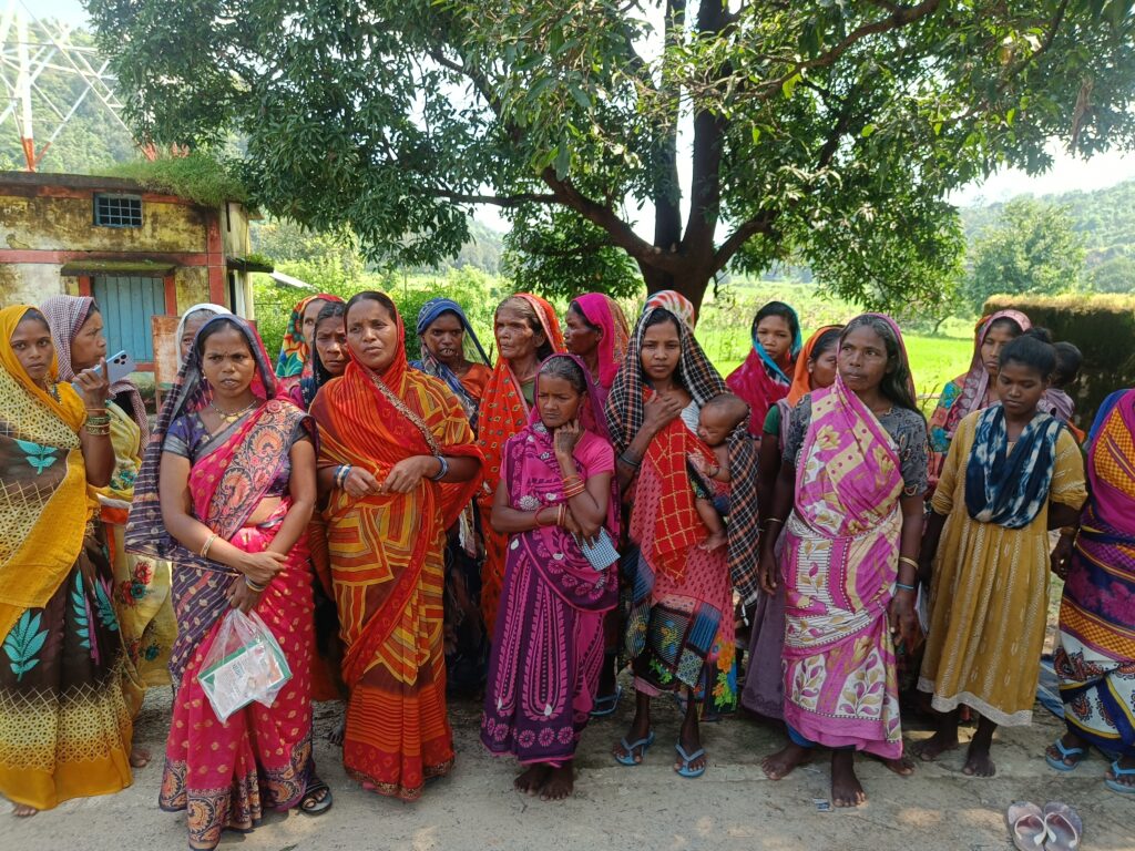 मुख्यमंत्री को की गई राशन विक्रेता की शिकायत का हुआ असर खाद्य निरीक्षक ने पहुंचकर किया जांच ,ग्रामीणों ने कहा कि दुकान संचालक द्वारा महतारी वंदन योजना का पैसा मिलने की वजह से नहीं दिया जाता है पूरा चावल! 1 1001580811