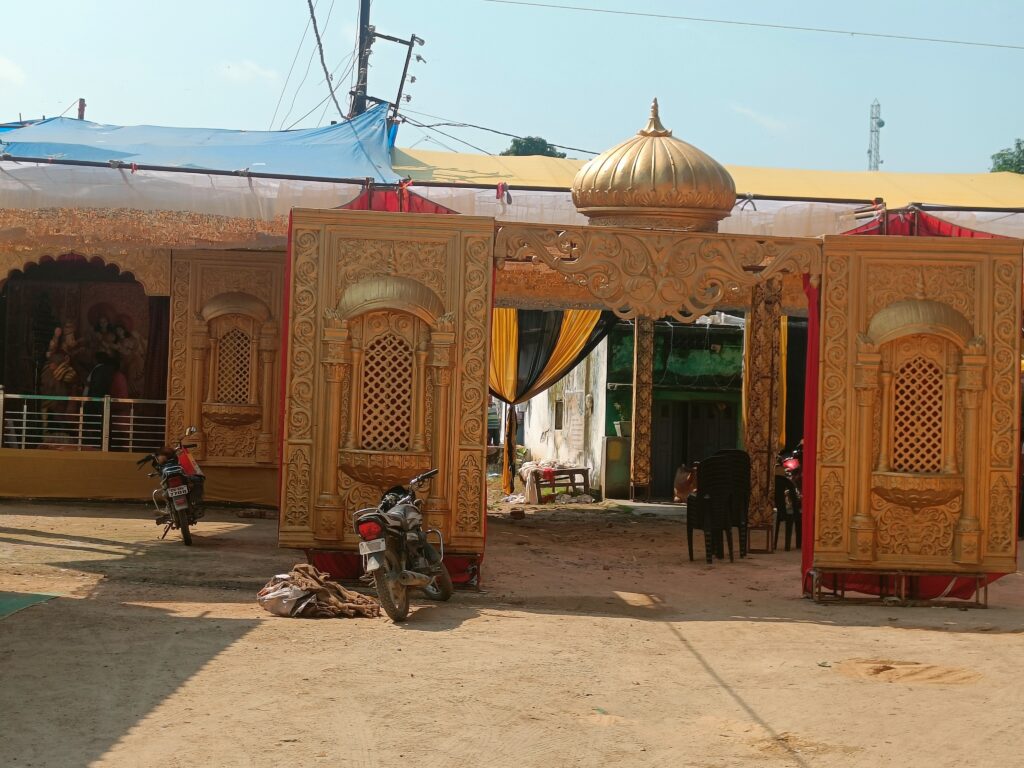 नवरात्रि पर्व धूमधाम से मनाने की तैयारी ले रही है अंतिम रूप, नीचे पारा जयस्तंभ चौक मैं मां के नौ रूपों का भक्त कर सकेंगे दर्शन। 1 1001583974