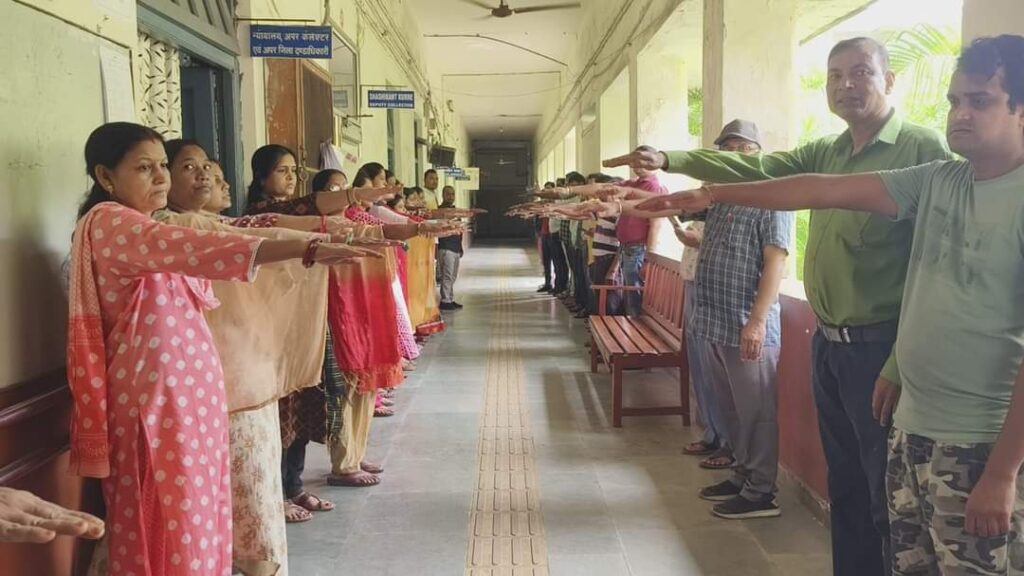 कार्यालय सहित अपने आस-पास में रखें स्वच्छता का ध्यान-कलेक्टर श्री कार्तिकेया गोयल 4 1001589628
