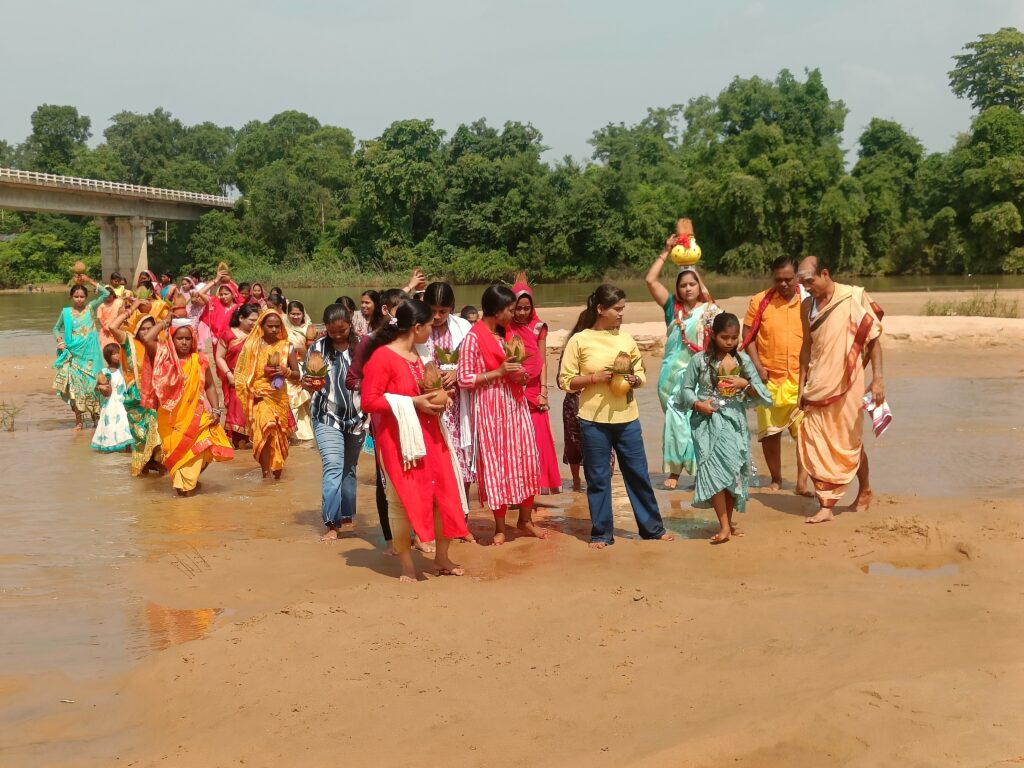 कलश यात्रा से प्रारंभ हुई मां दुर्गा जी की,स्थापना व पूजन । 1 1001591927