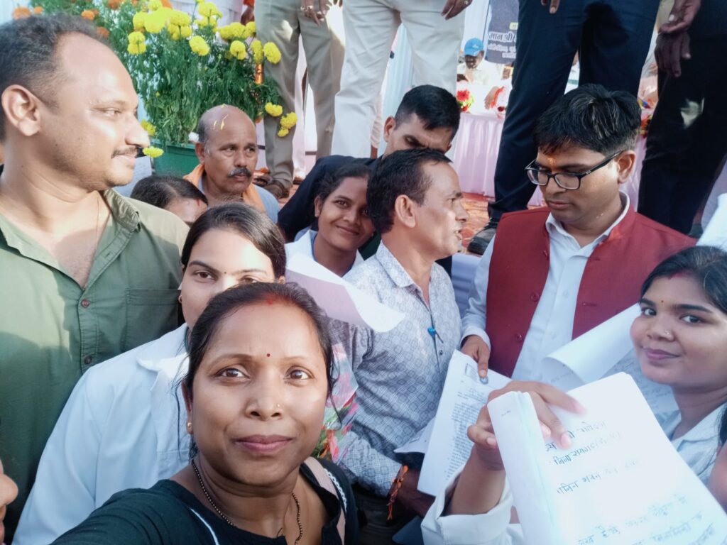 एनएचएम महिला संविदा स्वास्थ्य कर्मचारीयों ने लैलूंगा एवं रायगढ़ में की ओ.पी से मुलाकात, सौंपा 27% संविदा वेतन-वृद्धि ज्ञापन 1 1001609333