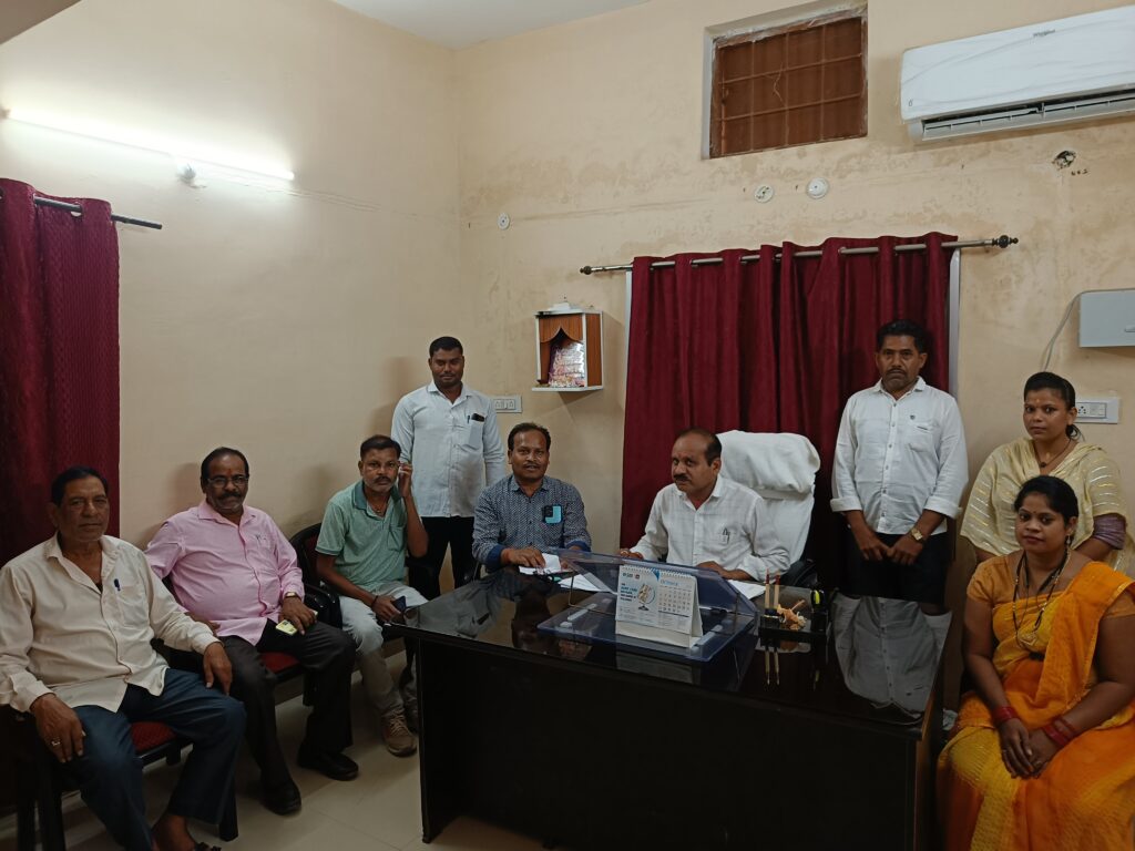 राजस्व वसुली को लेकर धर्मजयगढ़ नगर पंचायत अधिकारी ने की बैठक, कम वसूली को लेकर अपनी नाराजगी व्यक्त की। 2 1001649580