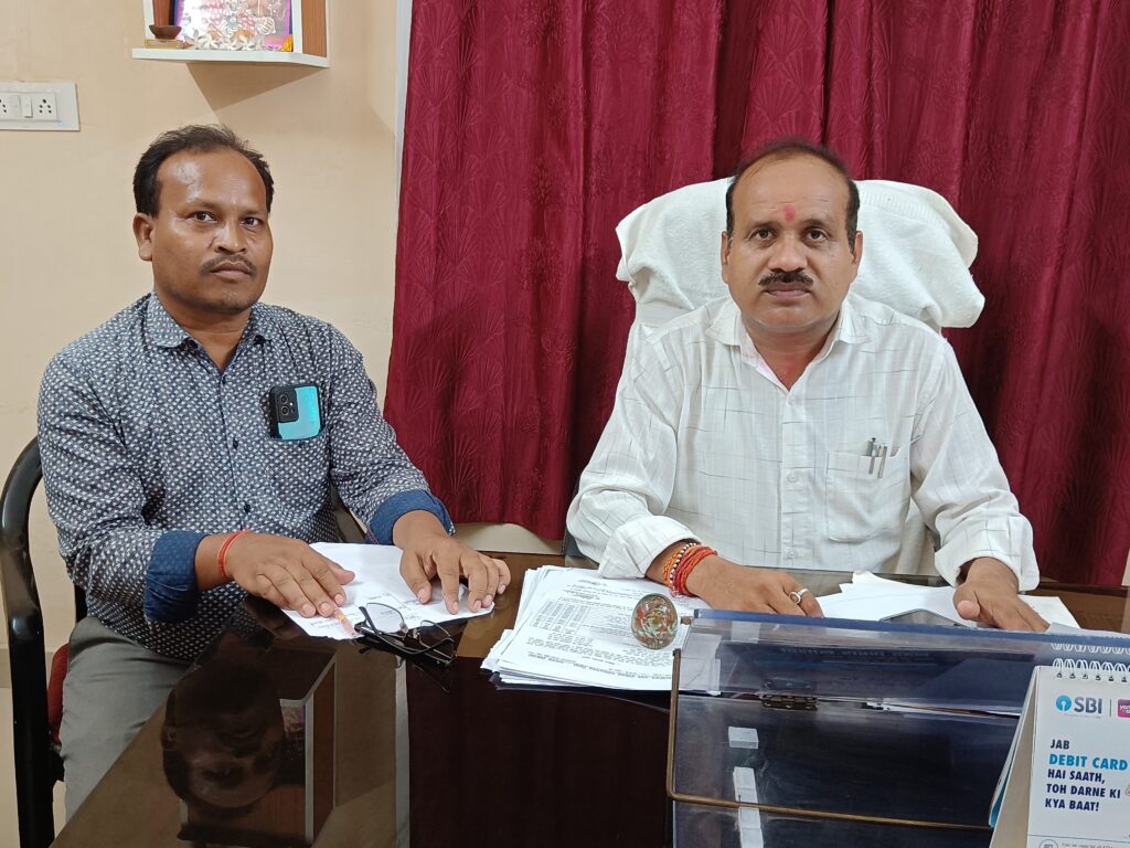 राजस्व वसुली को लेकर धर्मजयगढ़ नगर पंचायत अधिकारी ने की बैठक, कम वसूली को लेकर अपनी नाराजगी व्यक्त की। 1 1001649582