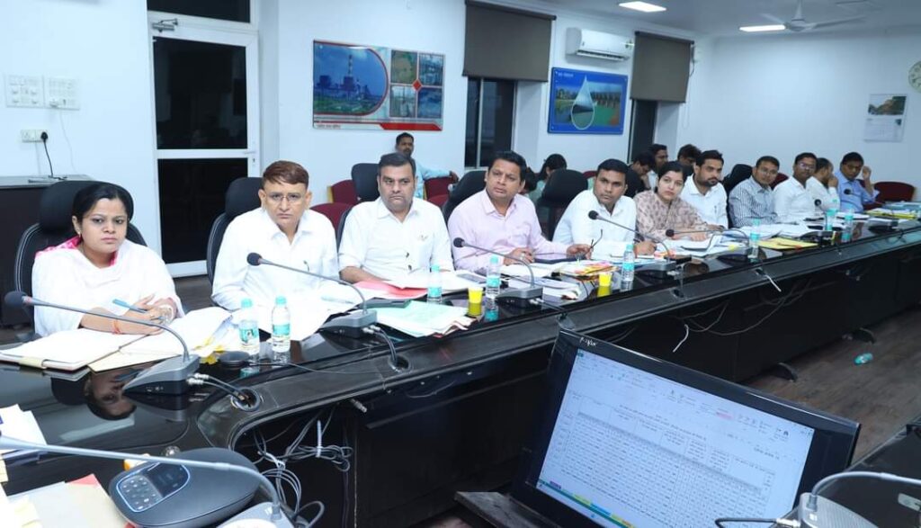 राजस्व से जुड़े कार्यों को समय-सीमा में पूर्ण करना हमारी जिम्मेदारी-कलेक्टर श्री कार्तिकेया गोयल 2 1001651205