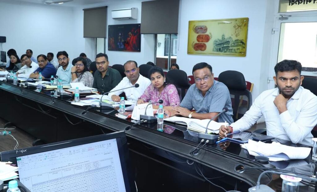राजस्व से जुड़े कार्यों को समय-सीमा में पूर्ण करना हमारी जिम्मेदारी-कलेक्टर श्री कार्तिकेया गोयल 3 1001651206