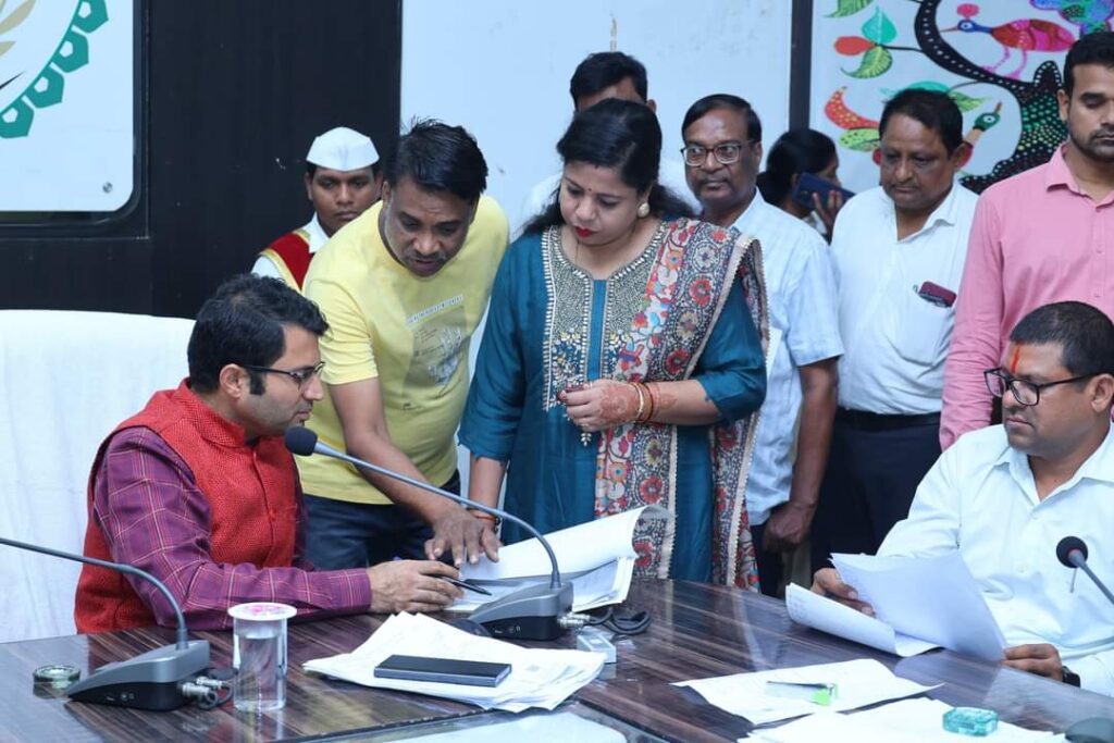 जनदर्शन में जिले के विभिन्न क्षेत्रों से पहुंचे आवेदकों ने सुनाई अपनी समस्या 2 1001668420