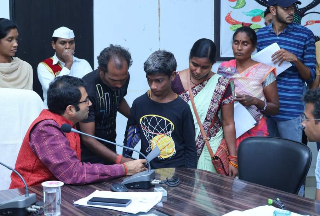 जनदर्शन में जिले के विभिन्न क्षेत्रों से पहुंचे आवेदकों ने सुनाई अपनी समस्या 3 1001668421