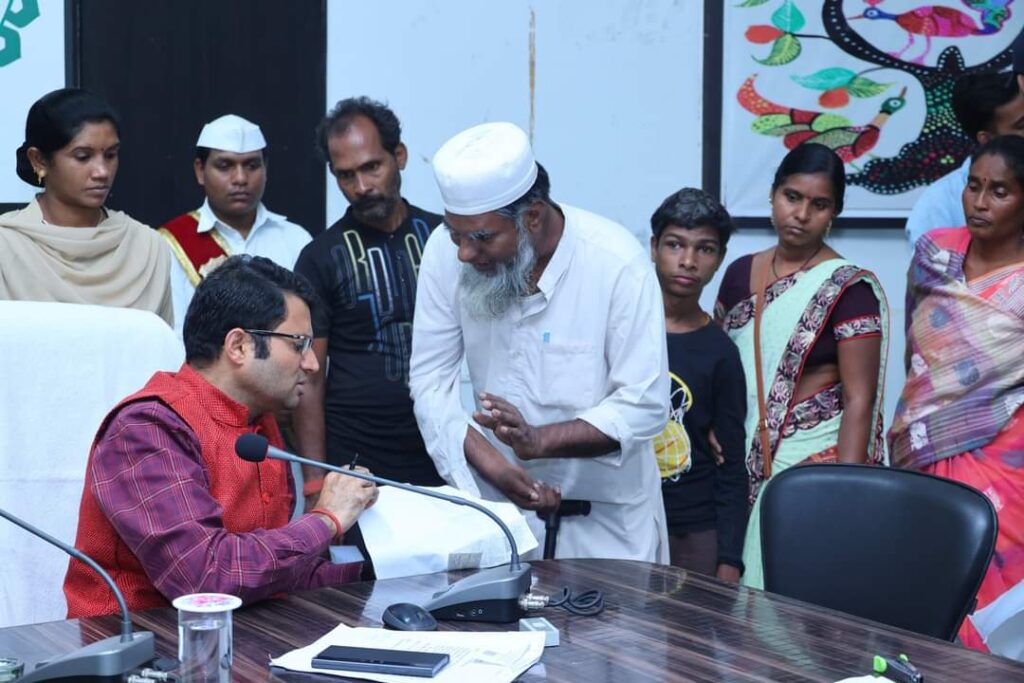 जनदर्शन में जिले के विभिन्न क्षेत्रों से पहुंचे आवेदकों ने सुनाई अपनी समस्या 4 1001668422