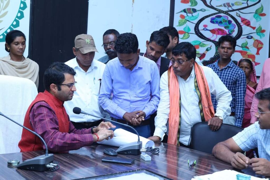 जनदर्शन में जिले के विभिन्न क्षेत्रों से पहुंचे आवेदकों ने सुनाई अपनी समस्या 5 1001668423