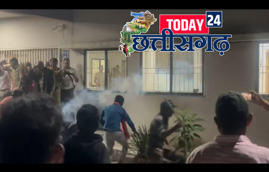बलरामपुर हिरासत में मौत के बाद मचा बवाल, भीड़ ने थाने में किया पथराव, पुलिस की गाड़ियों में की तोड़फोड़, मौके पर भारी पुलिस बल तैनात, देखें VIDEO 1 1001674781