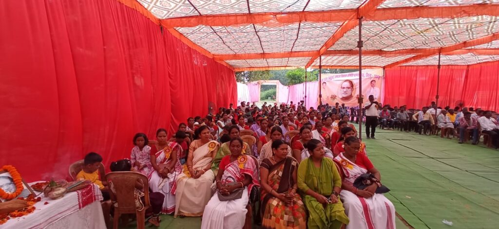 धरमजयगढ़ में हर्षोल्लास से मनाई गई कार्तिक उरांव जयंती, मादर की थाप में नजर आए युवा सांसद राधेश्याम राठिया ।कार्यक्रम मैं रहा हर्ष का माहौल 4 1001693092