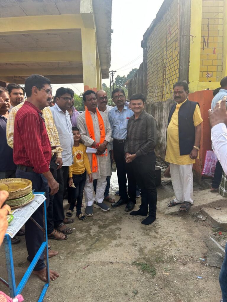 धर्मजयगढ़ के नीचेपारा हनुमानमंदिर परिसर में अन्नकूट भंडारा मैं शामिल हुवे सांसद राधेश्याम राठिया।समिति द्वारा किए गए अनुरोध ज्ञापन पर पांच लाख रुपए दुर्गा मंच के लिए देने का दिया आश्वासन,वही श्रद्धालुओं के साथ ग्रहण किये प्रसाद 1 1001703629