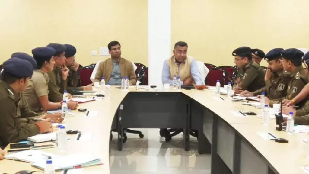 रायपुर IG ने ली ASP, CSP और सभी थाना प्रभारियों की आपात बैठक: राजधानी में बढ़ते अपराध को लेकर जमकर लगाई फटकार, काम में लापरवाही के चलते पंडरी थाना प्रभारी को किया सस्पेंड 1 1001710131