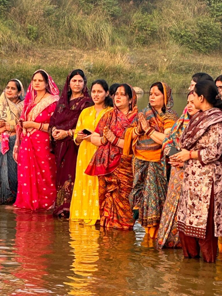 धर्मजयगढ़ लोक आस्था के पर्व छठ उगते सूर्य को अर्ध देने के साथ ही हुआ समापन। भारी संख्या में मांड नदी के तट पर शामिल हुए श्रद्धालु । 1 1001719773