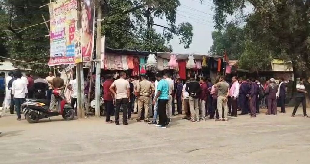 अवैध बेजाकब्ज़ा पर चला प्रशासन का चाबुक , तहसीलदार सीएमओ की अगुवाई में 6 दुकानदारो पर कार्यवाही 2 1001727370