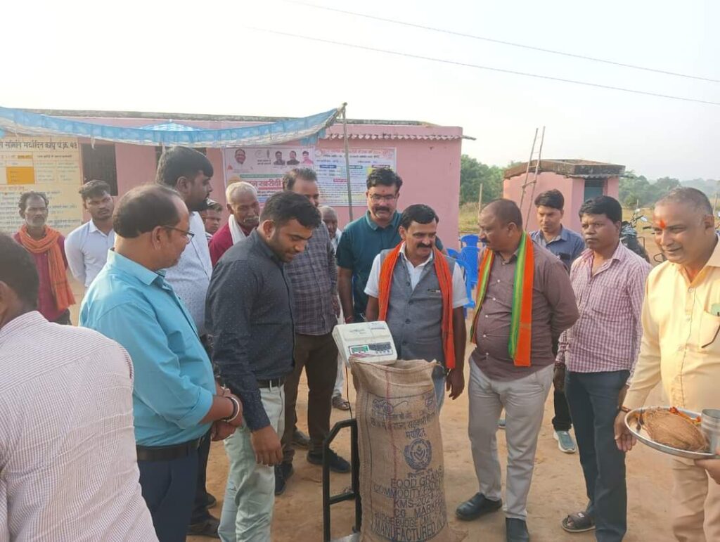 कलेक्टर श्री कार्तिकेया गोयल ने धान खरीदी केंद्रों का किया औचक निरीक्षण 5 1001745754