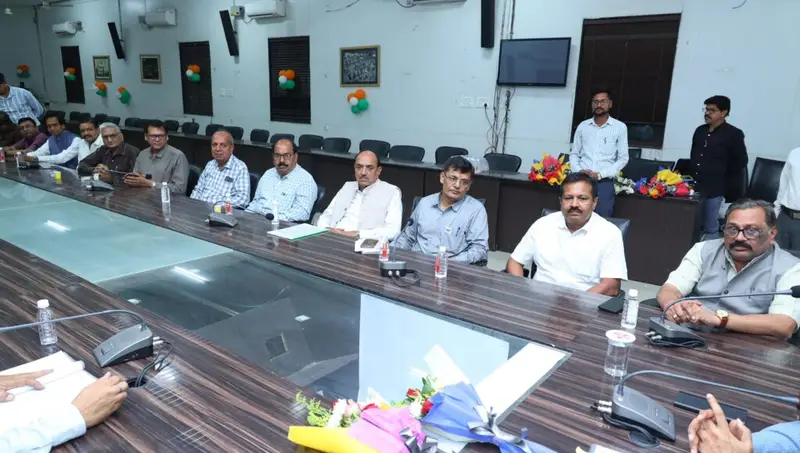 जनसामान्य के बीच आपकी पहल सराहनीय, आगे भी करते रहे सकारात्मक रूप से कार्य-कलेक्टर कार्तिकेया गोयल 4 1001762170