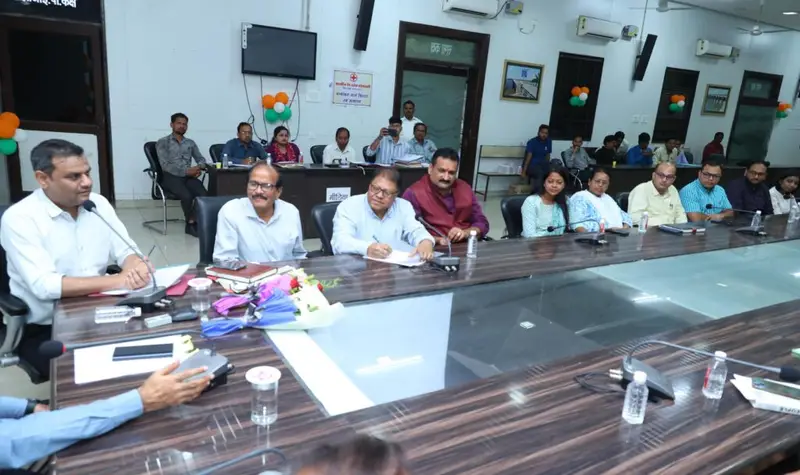 जनसामान्य के बीच आपकी पहल सराहनीय, आगे भी करते रहे सकारात्मक रूप से कार्य-कलेक्टर कार्तिकेया गोयल 3 1001762171