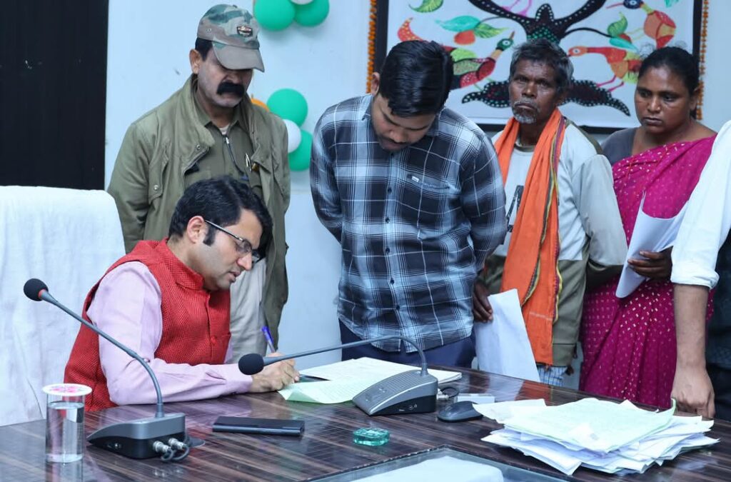 जनदर्शन में कलेक्टर श्री गोयल ने सुनी लोगों की समस्याएं खाद्य विभाग के अधिकारियों से कहा कि राशन वितरण की नियमित रूप से जांच की जाए, इसमें कहीं कोई अनियमितता नहीं होनी चाहिए। धर्मजयगढ़ ग्राम पंचायत के ग्रामीणों ने की थी शिकायत 1 1001837593