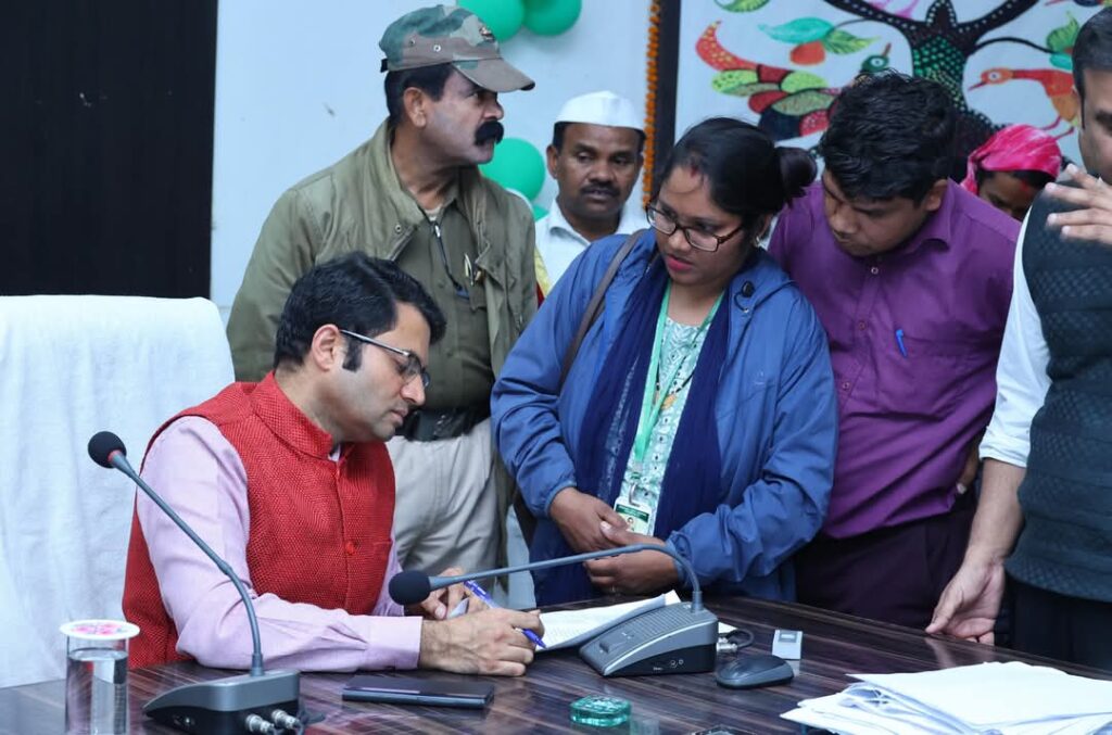 जनदर्शन में कलेक्टर श्री गोयल ने सुनी लोगों की समस्याएं खाद्य विभाग के अधिकारियों से कहा कि राशन वितरण की नियमित रूप से जांच की जाए, इसमें कहीं कोई अनियमितता नहीं होनी चाहिए। धर्मजयगढ़ ग्राम पंचायत के ग्रामीणों ने की थी शिकायत 3 1001837595
