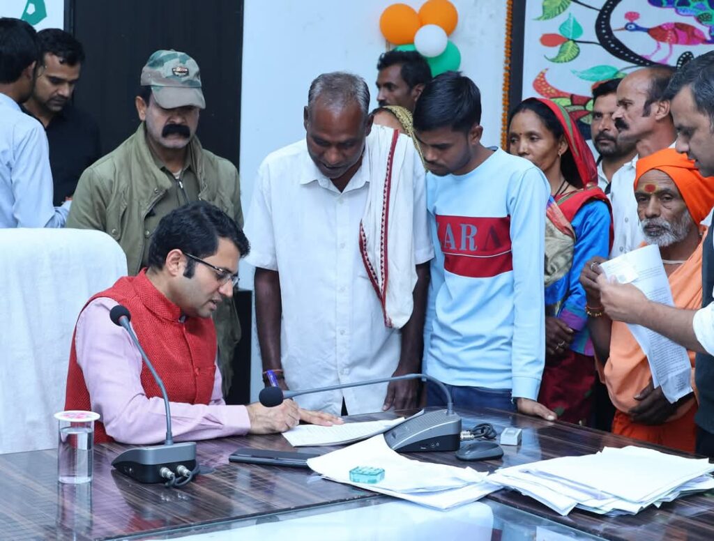 जनदर्शन में कलेक्टर श्री गोयल ने सुनी लोगों की समस्याएं खाद्य विभाग के अधिकारियों से कहा कि राशन वितरण की नियमित रूप से जांच की जाए, इसमें कहीं कोई अनियमितता नहीं होनी चाहिए। धर्मजयगढ़ ग्राम पंचायत के ग्रामीणों ने की थी शिकायत 5 1001837597