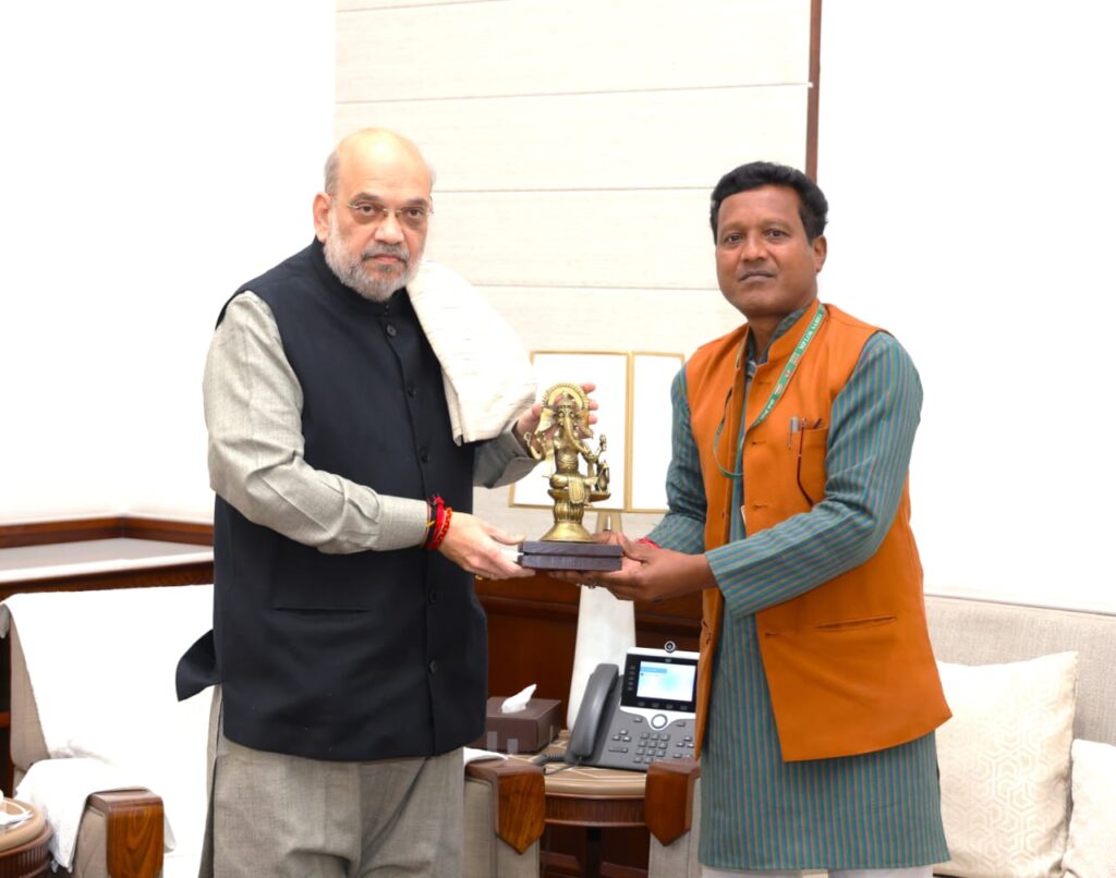 अमित शाह से मिले राधेश्याम राठिया, रायगढ़ में एयरपोर्ट और एम्स की उठाई मांग 1 1001840252