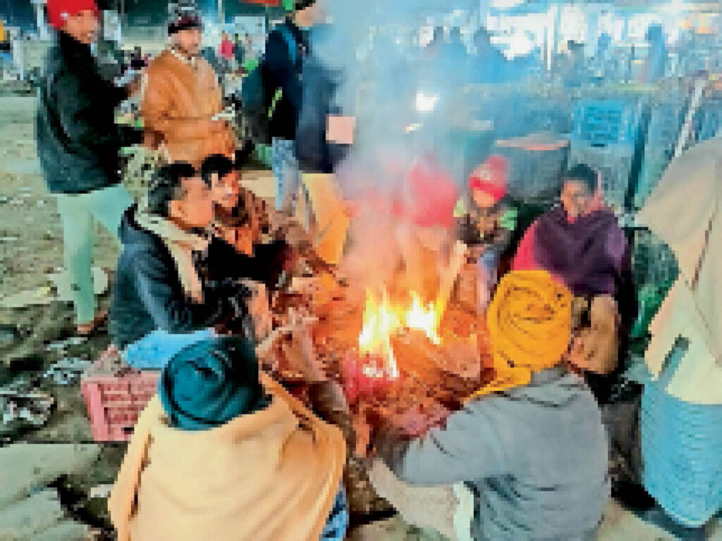 सवेरे और शाम पढ़ रही कड़ाके की ठंड ,मानो शीतलहर की चपेट में धर्मजयगढ़, अलाव के अभाव में मजबूर है स्थानीय लोग । 1 1001852179