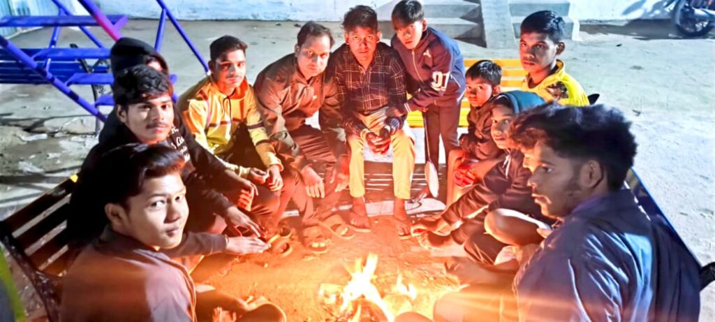 छत्तीसगढ़ टुडे 24 न्यूज़ की खबर का हुआ असर धर्मजयगढ़ नगर पंचायत के द्वारा नगर के चौक चौराहों में की गई अलाव की व्यवस्था। 2 1001855594