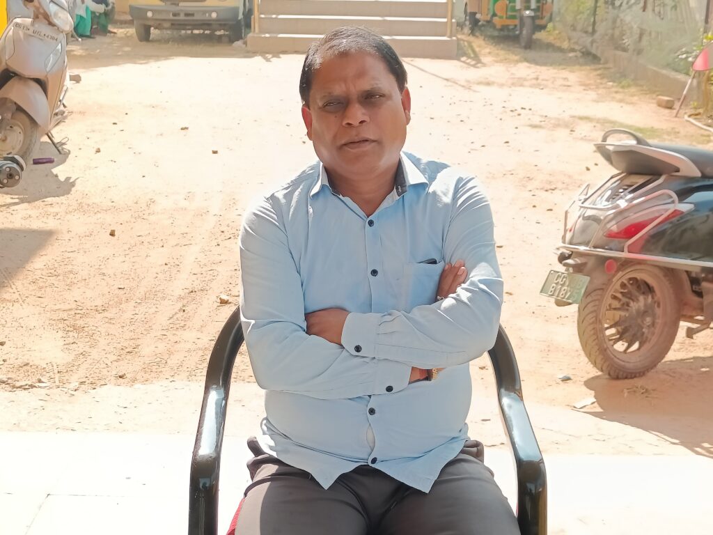 मांग पूरी न होने पर फिर धरने पर बैठे पार्षद रविंद्र राय।मामला धर्मजयगढ़ नगर पंचायत का 1 1001863823