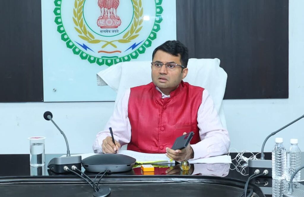 राजस्व का प्रकरणों का समय-सीमा में करें निराकरण-कलेक्टर श्री कार्तिकेया गोयल 1 1001869599