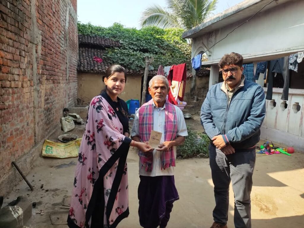 सुशासन सप्ताह: तहसीलदार ऋण पुस्तिका लेकर पहुंची किसानों तक, बच्चों के गांव पहुंचकर वितरित किए जाति प्रमाण पत्र 3 1001879457