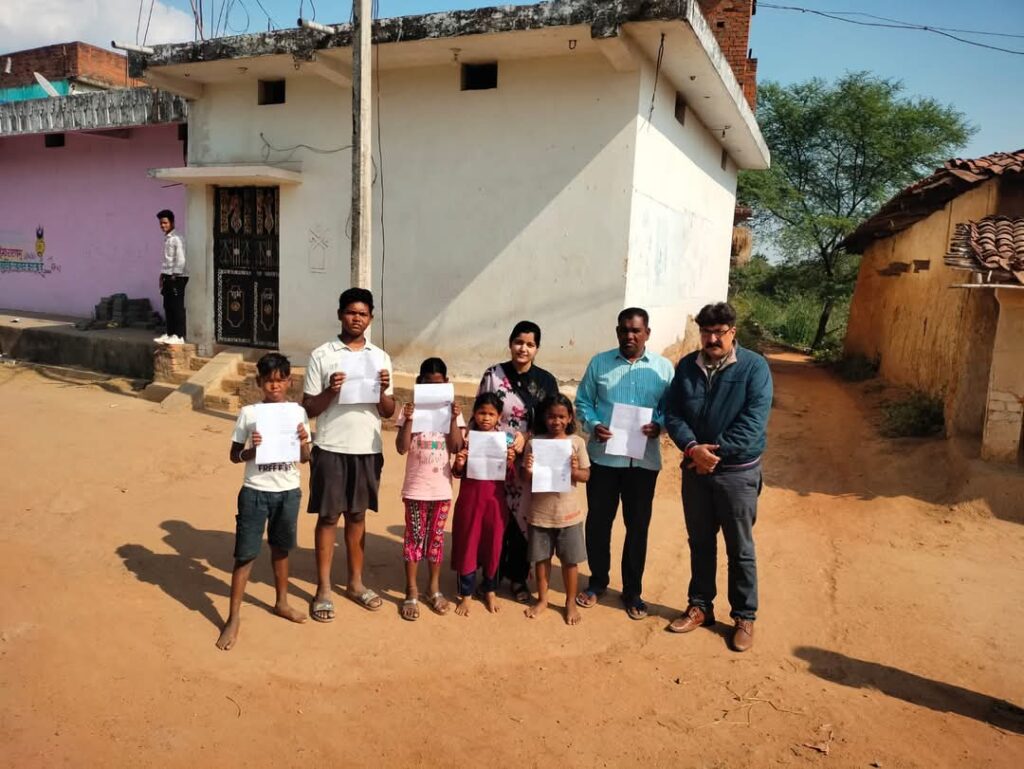 सुशासन सप्ताह: तहसीलदार ऋण पुस्तिका लेकर पहुंची किसानों तक, बच्चों के गांव पहुंचकर वितरित किए जाति प्रमाण पत्र 2 1001879458