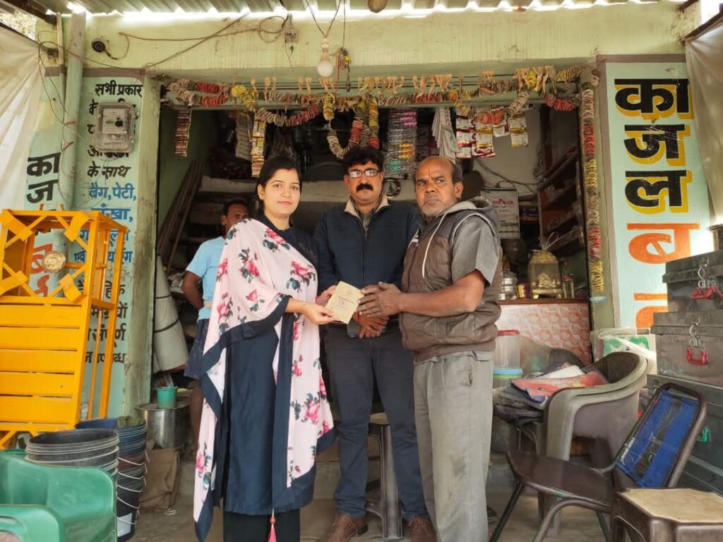 सुशासन सप्ताह: तहसीलदार ऋण पुस्तिका लेकर पहुंची किसानों तक, बच्चों के गांव पहुंचकर वितरित किए जाति प्रमाण पत्र 1 1001879460
