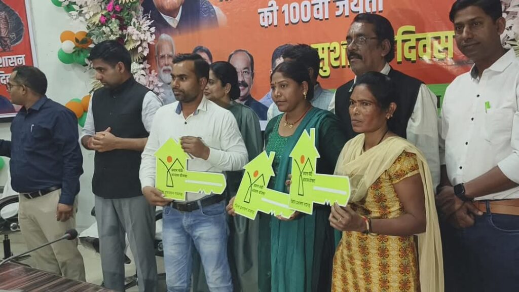 पूर्व प्रधानमंत्री भारत रत्न स्व.श्री अटल बिहारी वाजपेयी जी की जयंती पर जिला स्तरीय कार्यक्रम आयोजित 3 1001886931