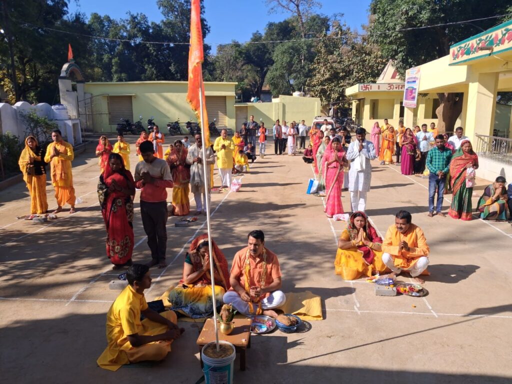 24 कुंडिय गायत्री महायज्ञ की तैयारी जोरो से 11/01/2025 से 14/01/2025 तक होंगे आयोजन।आज सर्व हिंदू समाज द्वारा किया गया यज्ञ स्थल का ध्वज, भूमि पूजन। 1 1001913461