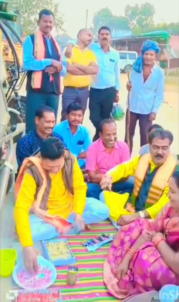 करोड़ों में खरीदी गई विभिन्न गाड़ियों का धूमधाम से किया गया पूजा अर्चना 1 1001924412