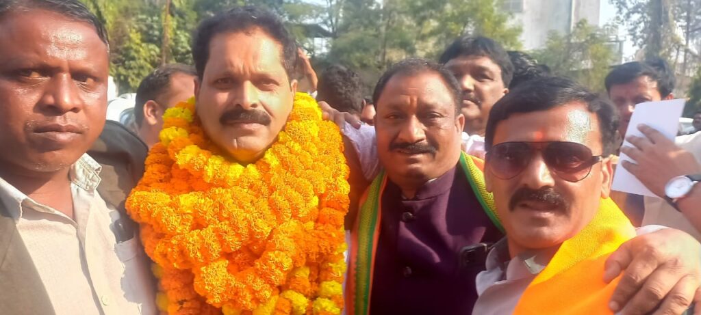 भाजपा शीर्ष नेतृत्व ने अपना कोहुनूर खोज निकाला, सर्व सहमति से जिला भाजपा के पद मै धर्मजयगढ़ विधानसभा के अरुणधर दीवान की हुई ताजपोशी। 3 1001927059
