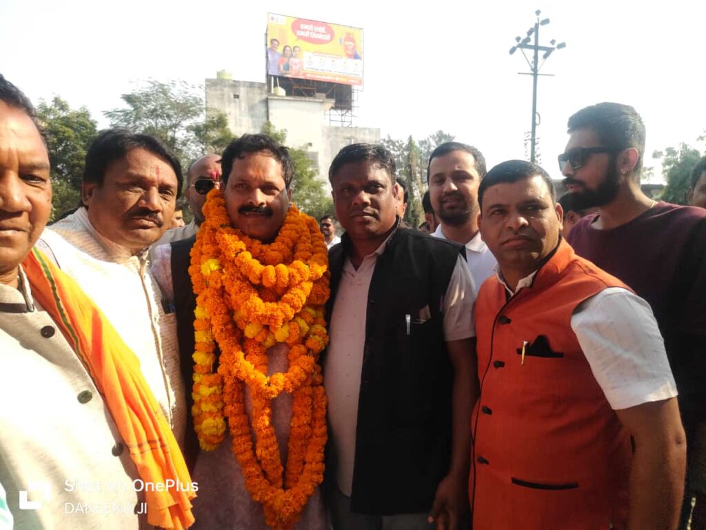 भाजपा शीर्ष नेतृत्व ने अपना कोहुनूर खोज निकाला, सर्व सहमति से जिला भाजपा के पद मै धर्मजयगढ़ विधानसभा के अरुणधर दीवान की हुई ताजपोशी। 2 1001927564