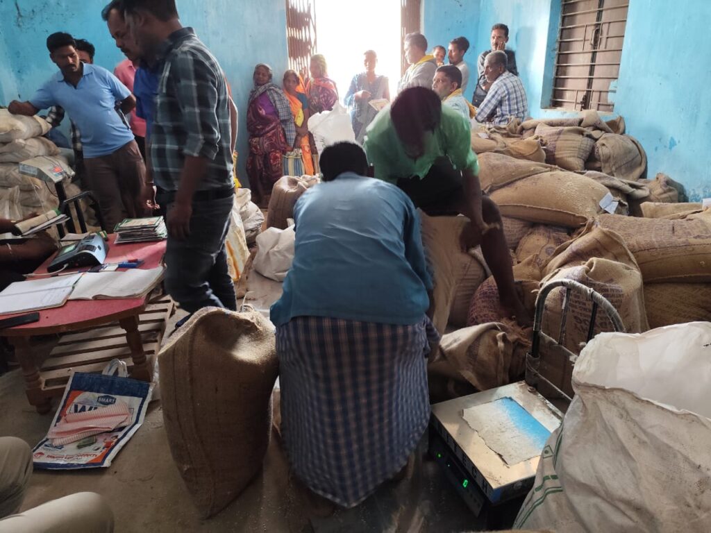 धर्मजयगढ़ के नए खाद्य निरीक्षक मनोज सारथी के आने से उचित मूल्य दुकानों में दिख रहे हैं सुधार के आसार। 2 1001932682