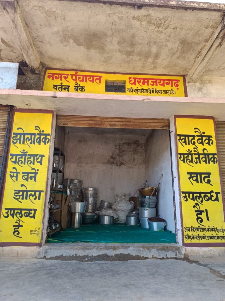 स्वच्छता दीदियों द्वारा संचालित किया जा रहा बर्तन बैंक 1 1001974163