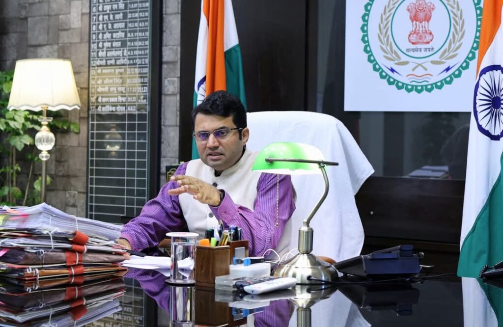 समय पर कार्यालय पहुंचने की हिदायत के बाद औचक निरीक्षण शुरू 1 1001975654