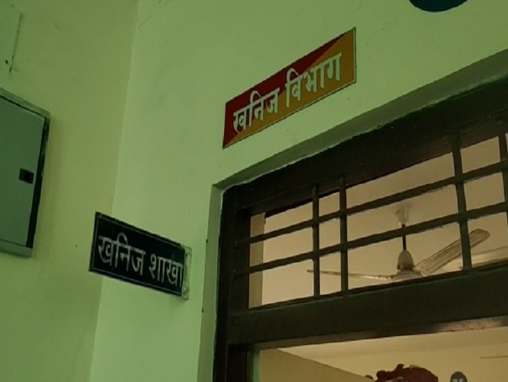 धरमजयगढ़ वनमंडल में गड़बड़ी, 2020 में छग शासन ने राजस्व हानि रोकने के लिए जारी की है ,अधिसूचना सूचना के अधिकार अधिनियम की उड़ा रहे धज्जियां। सरकार को हुई राजस्व की बड़ी हानि। 2 1001983459