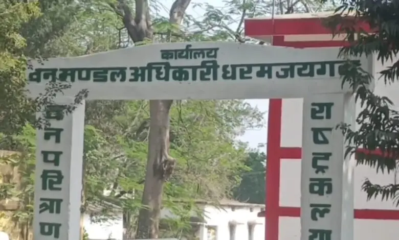 धरमजयगढ़ वनमंडल में गड़बड़ी, 2020 में छग शासन ने राजस्व हानि रोकने के लिए जारी की है ,अधिसूचना सूचना के अधिकार अधिनियम की उड़ा रहे धज्जियां। सरकार को हुई राजस्व की बड़ी हानि। 1 1001983581