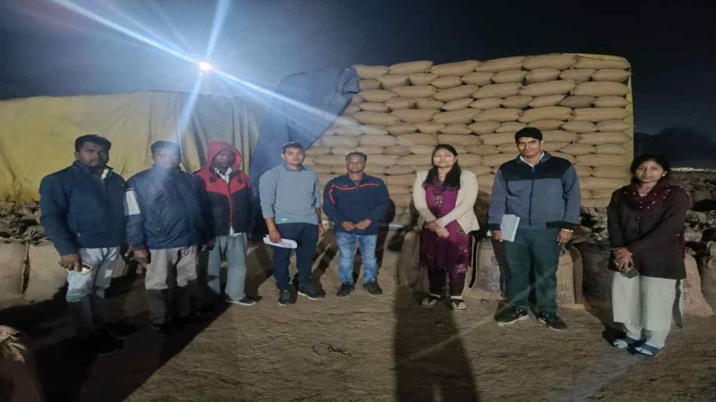 धान खरीदी में अनियमितता पर बड़ी कार्रवाई : समिति के चार कर्मचारी निलंबित, अपेक्स बैंक के पर्यवेक्षक भी हटाए गए, दोषियों के खिलाफ होगी FIR 1 1001984096