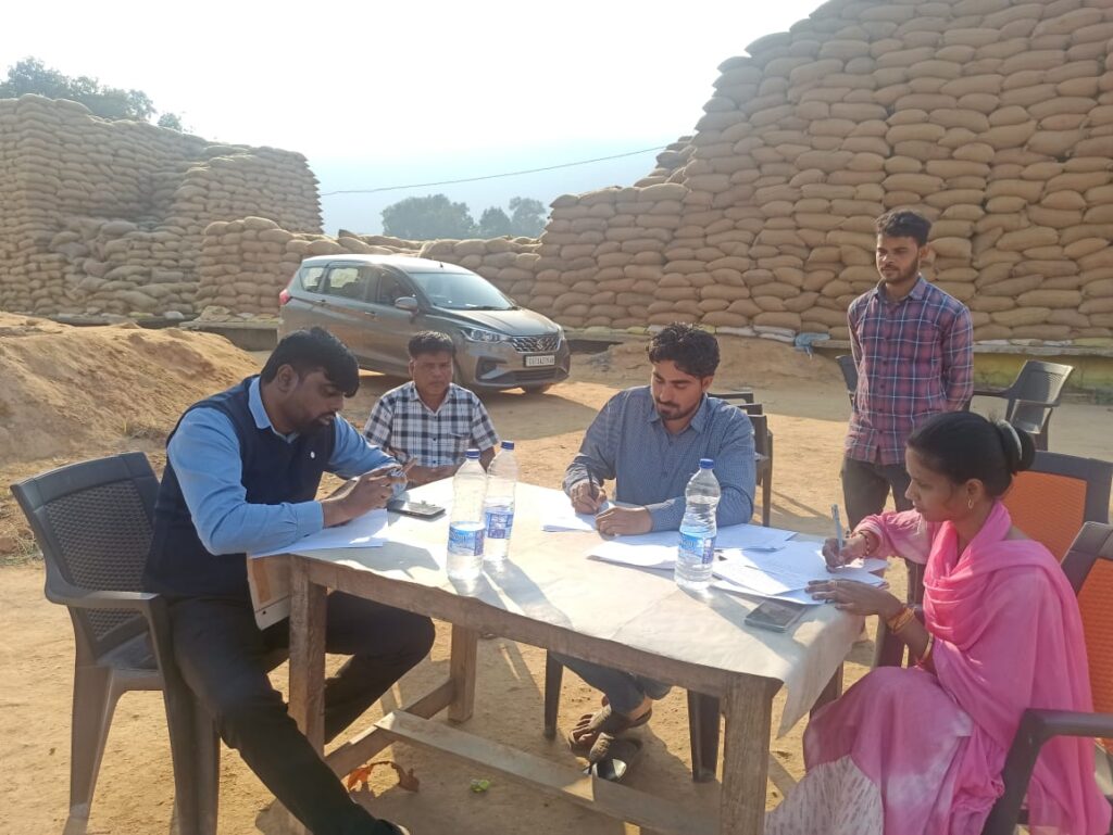 धर्मजयगढ़ विकासखंड के गेंरसा धान उपार्जन केंद्र में लाखों का धान हुआ जप्त।प्रबन्धक और फड प्रभारी 24 जनवरी से है नदारत किसके भरोसे चल रही धान खरीदी व्यवस्था पर उठे सवाल। 1 1002040267
