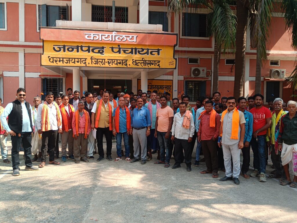 धर्मजयगढ़ जनपद पंचायत क्षेत्र क्रमांक 17के लिए विनय शर्मा ने किया नामांकन दाखिल, क्षेत्र में उत्साह का माहौल। 1 1002061776