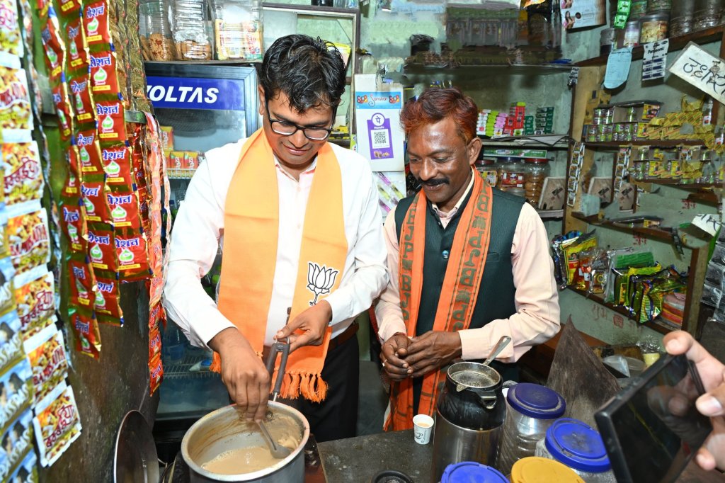महापौर प्रत्याशी जीवर्धन चौहान के यहां पहुंचे मंत्री ओपी चौधरी, चाय बनाकर आम जनता को पिलाई 1 1002061903