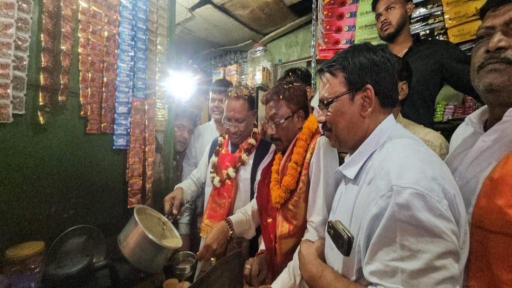 मुख्यमंत्री साय ने भाजपा महापौर प्रत्याशी की दुकान पर बनाई चाय, उम्मीदवार जीवर्धन चौहान ने अपने हाथों से परोसा 1 1002074116
