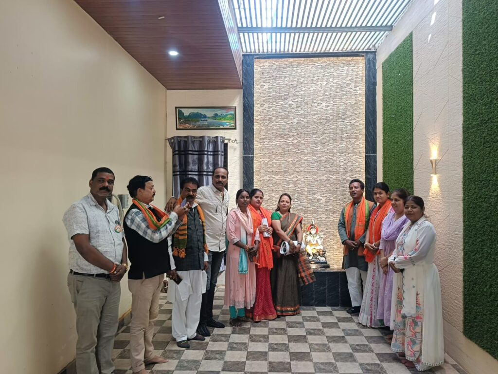 नगर पंचायत के वार्ड क्रमांक 05 से नीतू भगवान सिंग व अध्यक्ष प्रत्याशी अनिल सरकार के पक्ष में राधेश्याम राठिया ने किया सघन जनसंपर्क। 1 1002087056